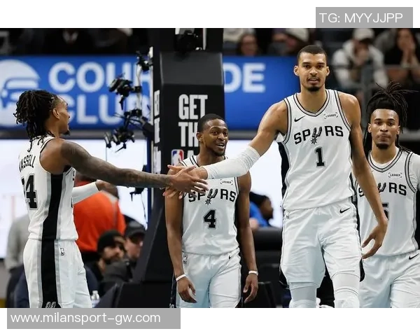 尽管努力拼搏戴维斯全场独得26分11篮板却难阻球队失利